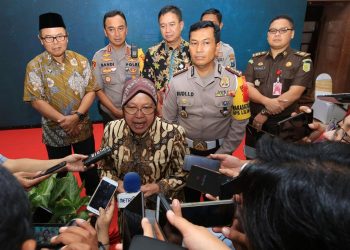Wali Kota Surabaya Tri Rismaharini memberikan keterangan kepada pers tentang rencana penerapan e-tilang yang akan diberlakukan mulai Januari 2020.