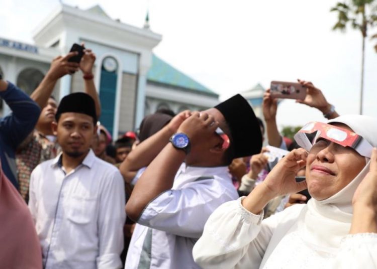 Gubernur Jatim Khofifah Indar Parawansa mencoba melihat gerhana matahari cincin di halaman Masjid Al Akbar Surabaya.