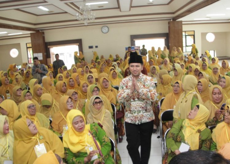 Wakil Gubernur Jatim Emil Elestianto Dardak saat menghadiri Musyawarah Pimpinan Wilayah II Aisyiyah Jawa Timur, di Gedung Balai Diklat Keagamaan Kota Surabaya.