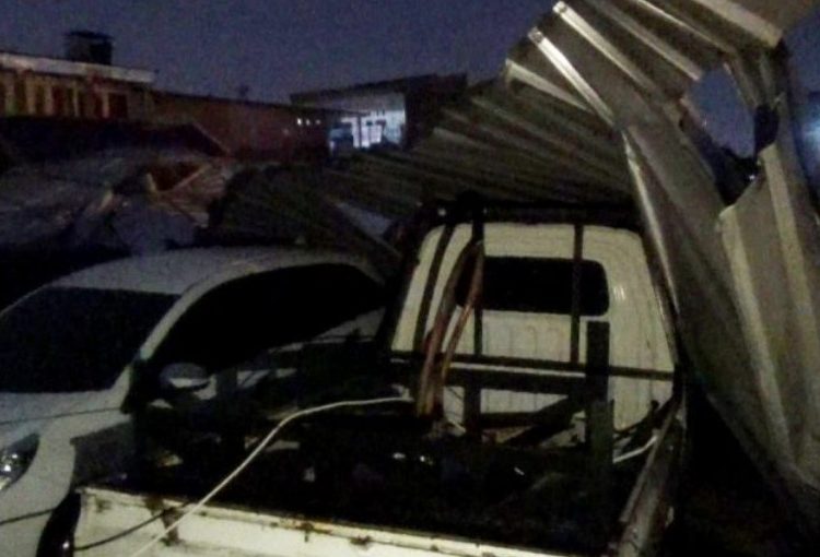 Empat mobil di kawasan Wonocolo Surabaya yang tertimpa atap ambruk akibat hujan disertai angin kencang.