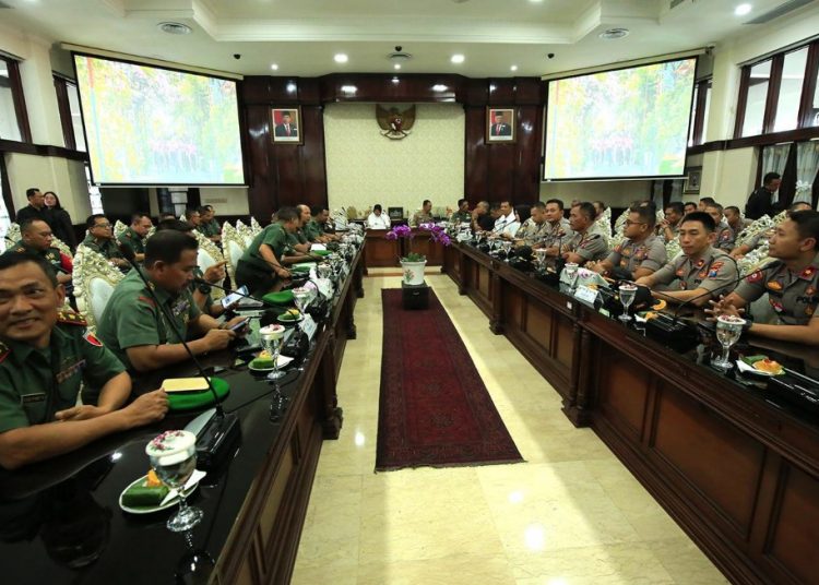 Pertemuan tiga pilar bersama jajaran kepolisian dan TNI di ruang sidang wali kota, Balai Kota Surabaya.