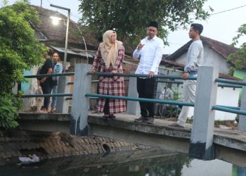 Bacabup Sidoarjo H Ahmad Muhdlor saat meninjau salah satu sungai di wilayah Kecamatan Taman.