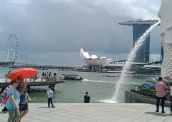 Patung Merlion menjadi daya tarik wisatawan yang berkunjung ke Singapore River.