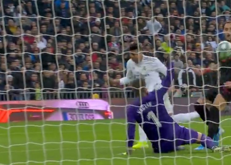 Aksi Casimero mencetak gol pertama bagi Real Madrid ke gawang Sevilla. Pemain asal Brasil ini mencetak dua gol.
