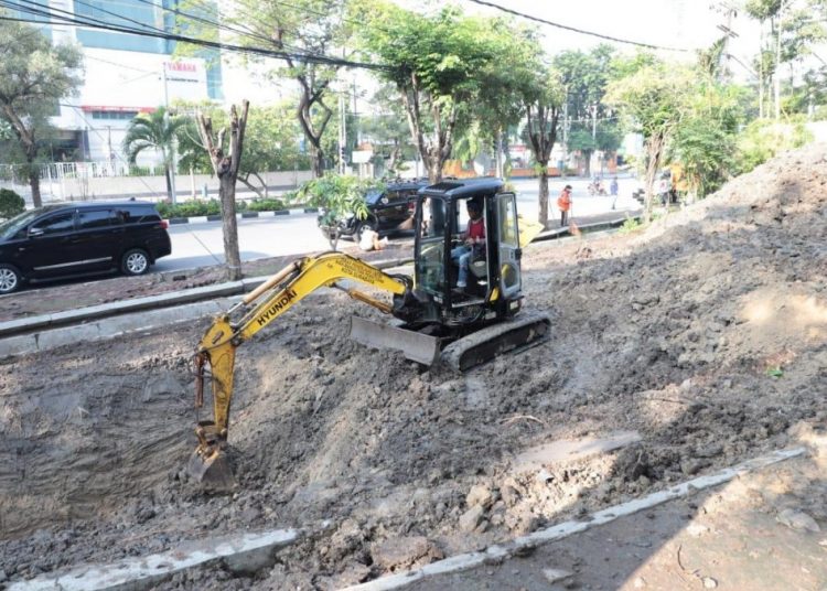 Satu unit alat berat dikerahkan untuk pembangunan mini bozem di Jalan Mayjeng Sungkono, Surabaya.