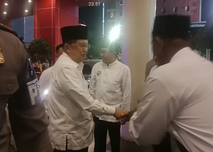 Ketua Umum Dewan Masjid Indonesia Jusuf Kalla saat tiba di Dyandra Covention Hall Surabaya dalam pelantikan pengurus DMI Surabaya.