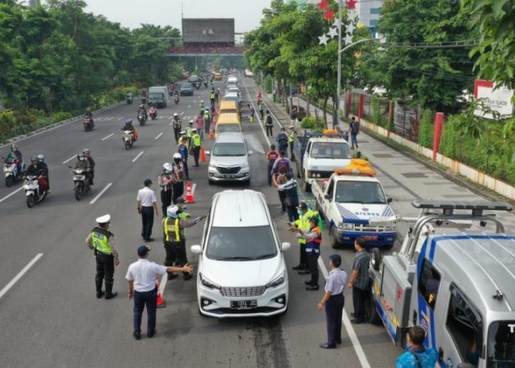 Pemerintah Kota (Pemkot) Surabaya bersama instansi terkait akan melakukan screening bagi setiap kendaraan maupun masyarakat yang akan masuk Kota Pahlawan.