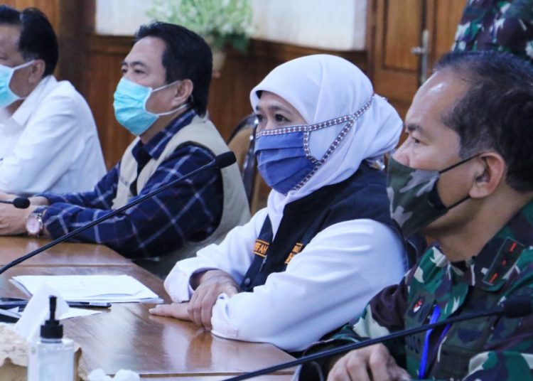 Gubernur Jatim Khofifah Indar Parawansa di gedung Negara Grahadi dalam rapat yang membahas perpanjangan masa PSBB di Surabaya, Gresik dan Sidoarjo.
