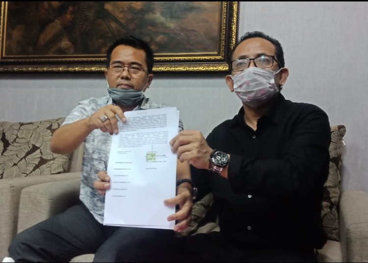 Wakil Ketua DPRD Surabaya AH Thony (kanan) dan M Sholeh usai menandatangani surat kuasa untuk mengajukan class action.