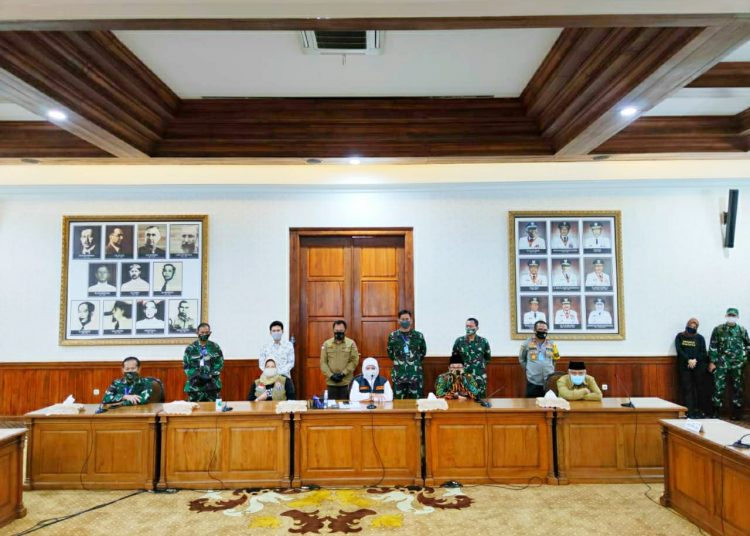Gubernur Jatim Khofifah Indar Parawansa dalam rapat koordinasi dengan kepala daerah di Malang Raya yang membahas pemberlakuan PSBB.