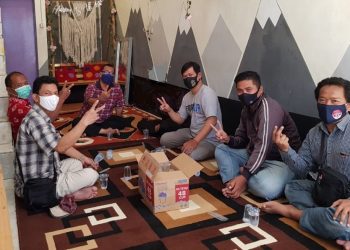 Anggota Fraksi PKS Surabaya, Fatkur Rohman saat berdiskusi dengan para pemuda di Somokerto.