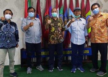 Dari kiri, Radius Setyawan (Humas UMSurabaya), Agus Wahyudi (Media Officer PSHW), Dr. dr. Sukadiono (Rektor UMSurabaa), Suli Da’im (Direktur Operasional dam Manajer PSHW), dan Anwar Hariyono (Ditektur Keuangan PSHW).