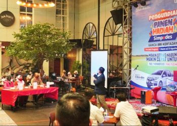 Suasana pengundian Panen Hadiah Simpedes BRI Kanca Kertajaya di Second Hand Kitchen & Bar Surabaya.