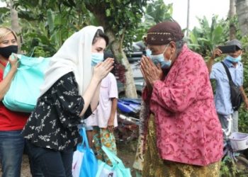 Istri Wakil Gubernur Jawa Timur Arumi Bachsin memberikan bantuan kepada warga yang terdampak banjir di Jember.