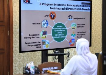 Gubernur Jatim Khofifah Indar Parawansa mengikuti zoom meeting dalam rapat koordinasi OPD Pemprov Jatim dengan KPK