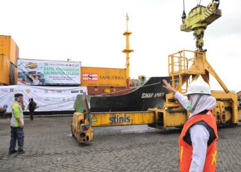Gubernur jatim Khofifah Indar Parawnasa melepas bantuan melalui kapal kemanusiaan ke Kalimantan Selatan di Dermaga Berlian Jasa Terminal Indonesia, Tanjung Perak, Surabaya.