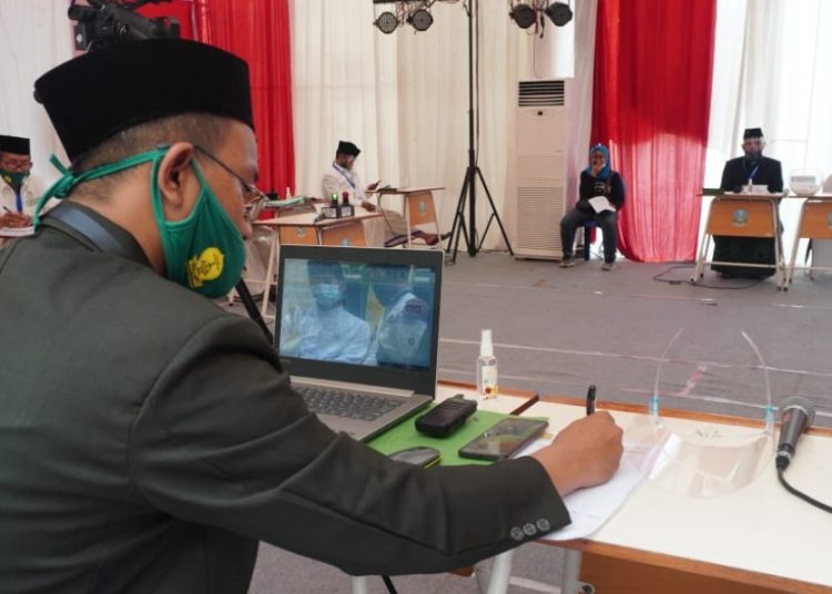 Dewan juri sedang menilai para peserta yang tampil secara virtual. Tampak ruang dewan juri MTQ yang disetting dengan menerapkan protokol kesehatan yang ketat.