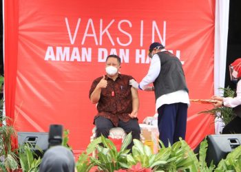 Plt Wali Kota Surabaya Whisnu Sakti Buana menerima suntikan vaksin Covid-19. Whisnu Sakti menyatakan vaksin tersebut aman.