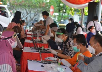 Para tenaga kesehatan di Surabaya melaksanakan vaksinasi Covid-19 secara massal yang digelar di Graha YKP beberapa waktu lalu.