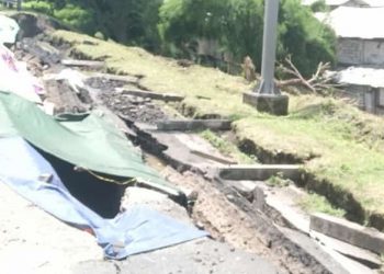 Jalan tol Surabaya-Gempol di kilometer 06+200 yang longsor dan mengalami penurunan elevasi tanah.