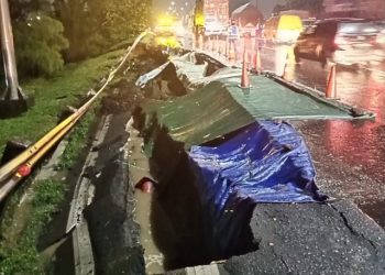 Keadaan ruas Jalan tol Surabaya-Gempol yang mengalami longsor pada hari pertama.