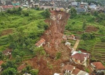 Potret longsoran yang terjadi di Cimanggu, Sumedang, Jawa Barat.