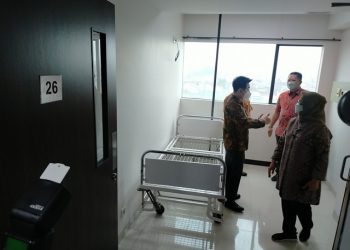 Plt Wali Kota Surabaya Whisnu Sakti Buana meninjau salah satu kamar rumah sakit yang akan digunakan menampung dan merawat pasien Covid-19.