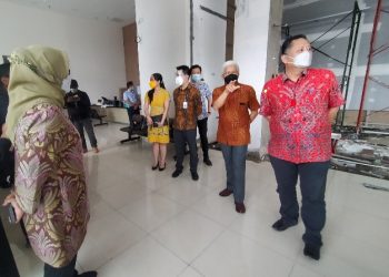 Plt Wali Kota Surabaya Whisnu Sakti Buana meninjau pembangunan rumah sakit untuk penanganan pasien Covid-19 di City of Tomorrow.