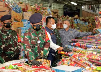 Sekdaprov mengecek bantuan korban bencana Sulbar maupun Kalsel sebelum diberangkatkan menggunakan KRI Banda Aceh.