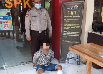 Tersangka Curanmor diamankan di Polsek Tambaksari, Surabaya.