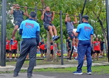 Prajurit Brigif 2 Mar Pasmar 2 melaksanakan tes kesamaptaan jasmani di Bumi Marinir Gedangan, Sidoarjo.