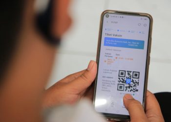 Salah satu tenaga kesehatan mendapatkan e-tiket dari pemerintah pusat. Setelah ada e-tiket ini, proses selanjutnya diatur Dinkes Surabaya.