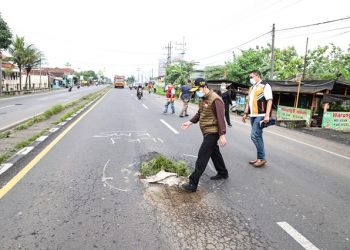 Wakil Gubernur Jawa Timur Emil Elestianto Dardak meninjau kondisi jalan rusak di Jalan Raya Mojoagung-Peterongan, Jombang yang tambal tanah dan ditutupi rumput.