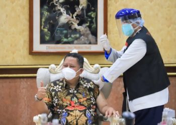 Plt Wali Kota surabaya Whisnu Sakti Buana menjalani vaksinasi Covid-19 tahap kedua di lobi Balai Kota Surabaya.