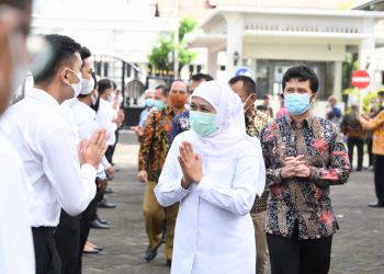 Gubernur Jawa Timur Khofifah Indar Parawansa  dan Wagub emil Elestianto Dardak menyapa CPNS seusai apel bersama. Apel ini merupakan yang pertama dilaksanakan di masa pandemi.