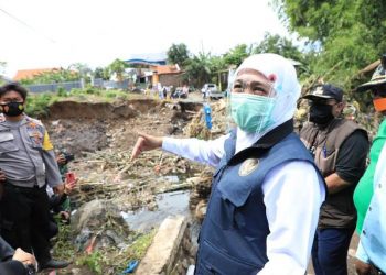 Gubernur Khofifah Indar Parawansa meninjau kerusakan akibat banjir di Kabupaten Pasuruan.
