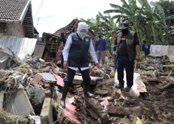 Gubernur Jatim Khofifah Indar parawansa mendatangi daerah yang banjir di Kabupaten pasuruan.