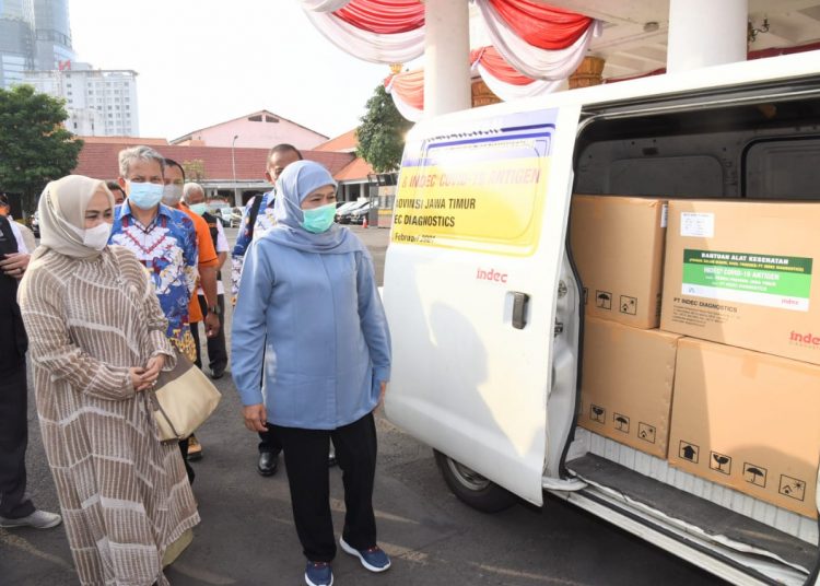 Gubernur Jawa Timur Khofifah Indar Parawansa saat menerima bantuan 10 ribu alat rapid test antigen dari alumni Institut Teknik Bandung (ITB) angkatan 80 di gedung Negara Grahadi.