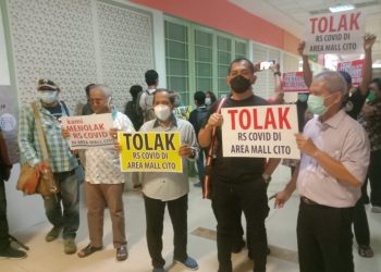 Perkumpulnsi dan Penghuni Pemilik dan Pedagang (P4) Cito melakukan protes atas rencana dibangunnya rumah sakit Covid-19 di kawasan Cito.