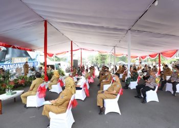 Dialog penanganan Covid-19, Senin (8/2). Acara digelar di halaman Balai Kota Surabaya