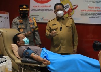 Plt Wali Kota Surabaya Whisnu Sakti Buana dan Kombes Pol Johny Eddizon Isir mengunjungi donor plasma konvalesen.