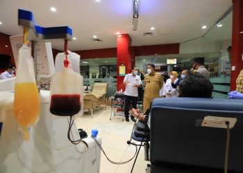 Plt Wali Kota Surabaya Whisnu Sakti Buana bersama Kapolrestabes Surabaya Kombes Pol Johny Eddizon Isir mengunjungi PMI Surabaya untuk melihat proses donor plasma konvalesen di PMI Surabaya.