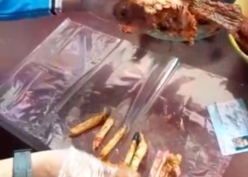 Beberapa linting rokok yang dimasukkan di ikan mujaer. Barang-barang itu diduga adalah narkoba.