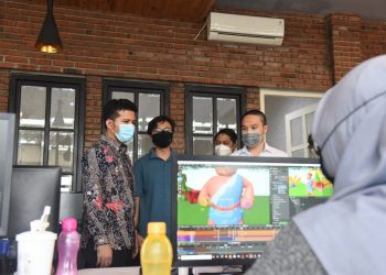 Wakil Gubernur Jawa Timur Emil Elestianto Dardak saat meninjau studio animasi karya anak negeri yang mendunia di Kawasan Ekonomi Kreatif (KEK) Singhasari, Kabupaten Malang.