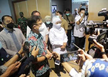 Eri Cahyadi mendampingi Gubernur Jatim dan Menteri Kesehatan memantau vaksinasi massal bagi lansia yang digelar di lobby Gedung The Samator.