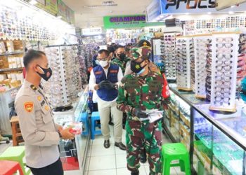 Forkopimda Jatim mendatangi Pusat Grosir Surabaya untuk mengingatkan masyarakat agar mematuhi protokol kesehatan.