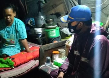 Petugas saat melakukan asesmen di rumah keluarga Slamet Widodo pada  Selasa (23/2) malam.