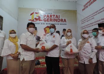 Pembagian sembako yang dilakukan secara simbolis dalam rangka HUT Partai Gerindra ke-13.