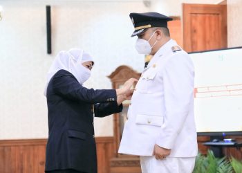Gubernur Khofifah Lantik Whsinu Sakti Buana Menjadi Wali Kota Surabaya.
