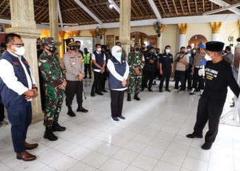 Gubernur Jatim Khofifah Indar Parawansa saat meninjau PPKM Mikro.